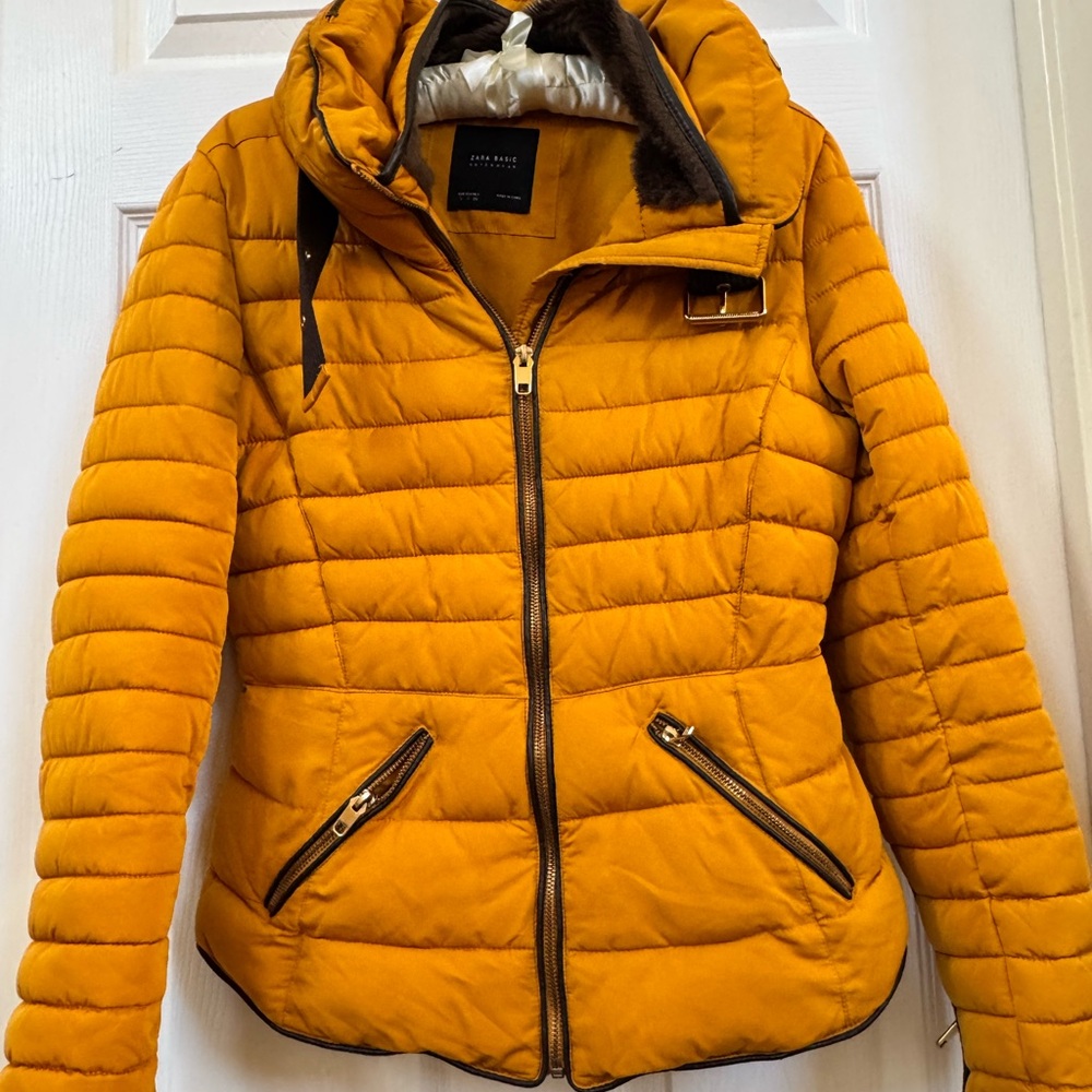 Zara Women's Yellow Puffer Jacket